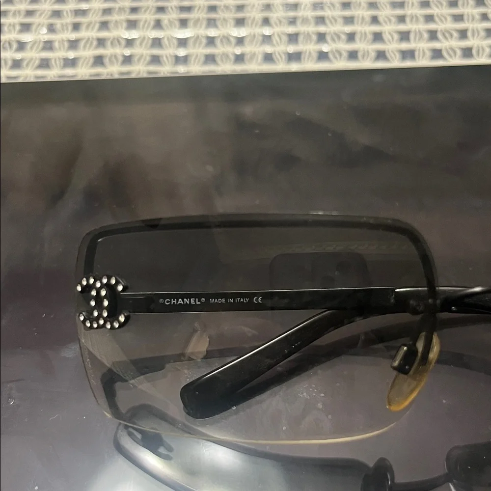 VINTAGE CHANEL Gradient Black Sunglasses - Picture 4 of 6